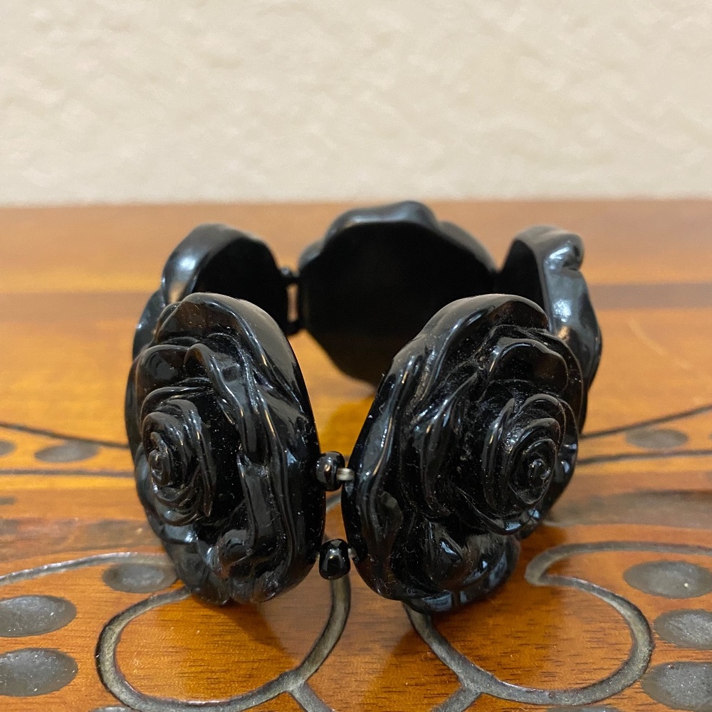 bracelet, black (plastic), 7 inches,‎ pre-owned
